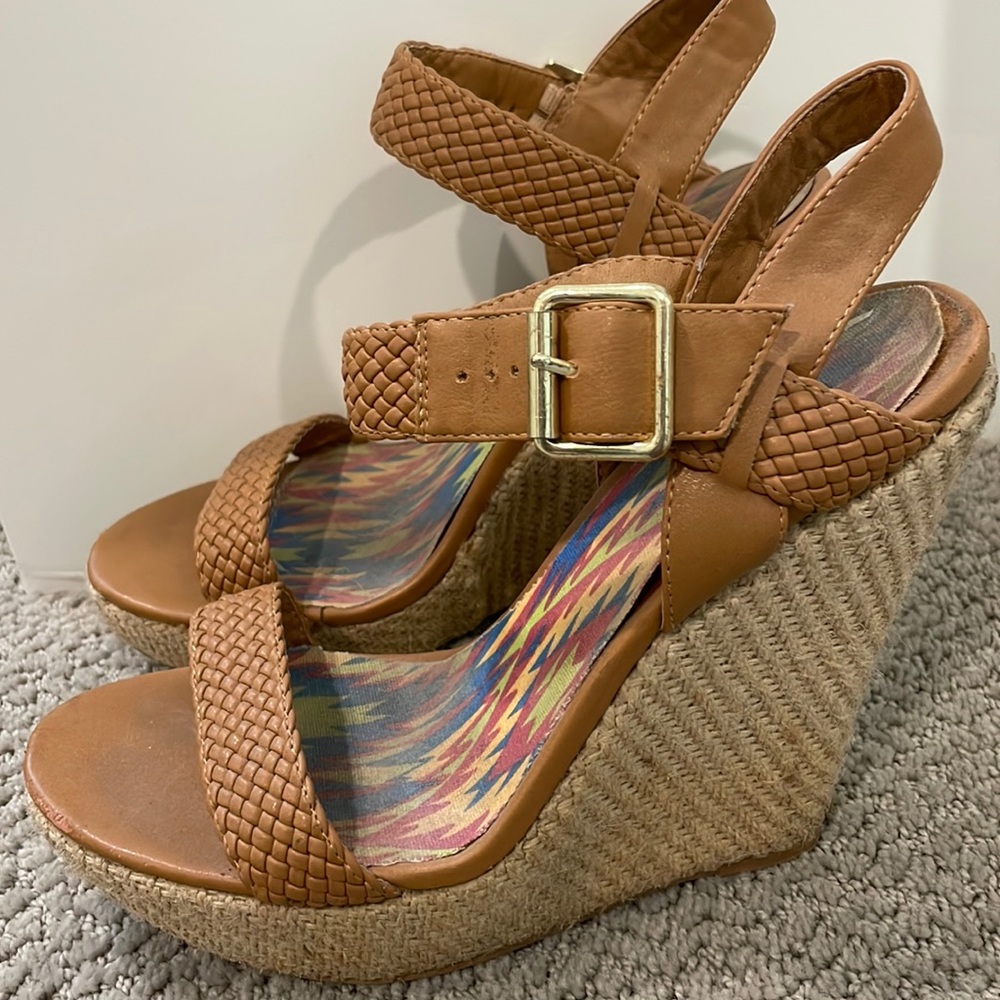 Tan Platform Sandal Size 8.5